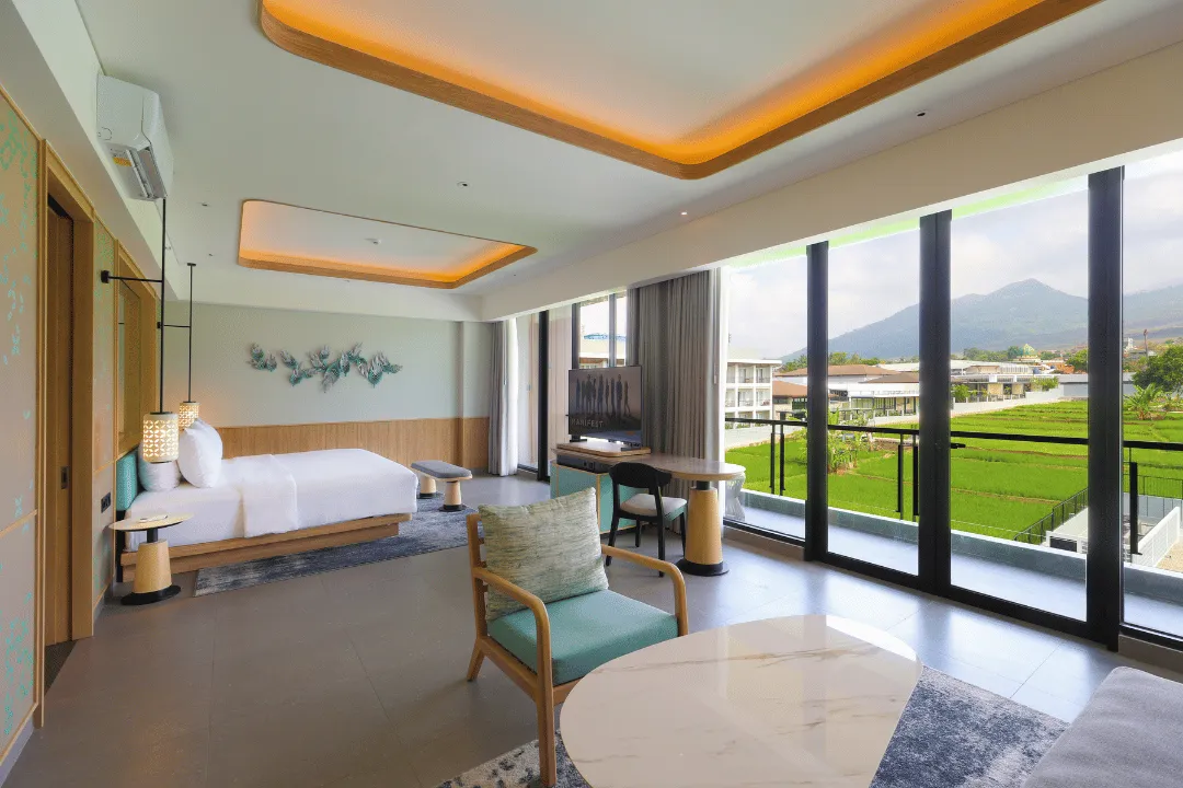 Kamar Hotel Santika Premiere Garut dengan pemandangan pegunungan dan sawah dari jendela
