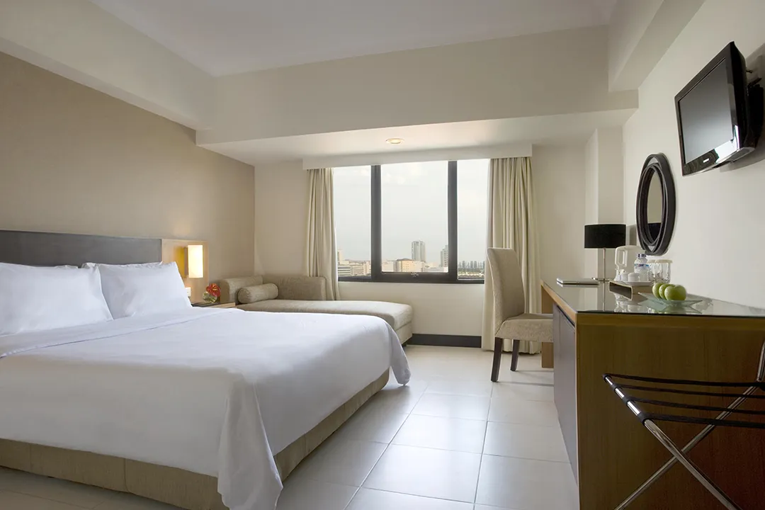 Hotel Santika Pandegiling Surabaya kamar hotel modern